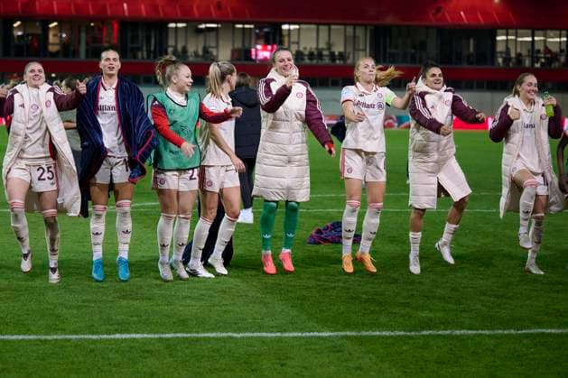 2024 25 UEFA Women™s Champions League FC Bayern Munich Women vs Arsenal WFC, Croup C, Matchday 1, Season 2024 2025, FC Bayern Munich Women vs Arsenal WFC, GER, 2024 10 09, FC Bayern Campus Munich, Victory celebration sportworld Munich FC Bayern Campus Bayern Germany