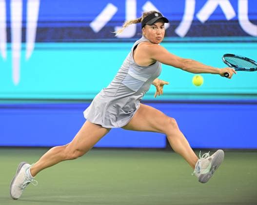 (241010) -- WUHAN, Oct. 10, 2024 -- Yulia Putintseva hits a return during the women s singles round of 16 match between Aryna Sabalenka of Belarus and Yulia Putintseva of Kazakhstan at the 2024 Wuhan Open tennis tournament in Wuhan, capital of central China s Hubei Province, Oct. 10, 2024. ) (SP)CHINA-WUHAN-TENNIS-WUHAN OPEN-WOMEN S SINGLES (CN) ChengxMin 