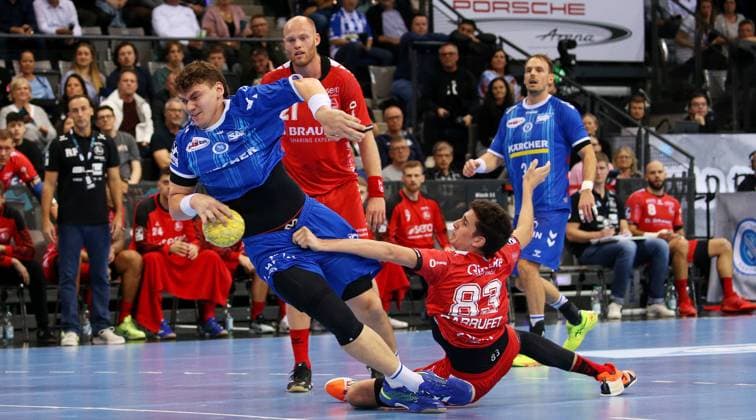 Sport Bilder des Tages BAU 10.10.2024 Stuttgart Handball TVB Stuttgart vs. MT Melsungen, v.l. Lukas Laube (TVB), Ian Barrufet (Melsungen) *** BAU 10 10 2024 Stuttgart Handball TVB Stuttgart vs MT Melsungen, f l Lukas Laube TVB , Ian Barrufet Melsungen