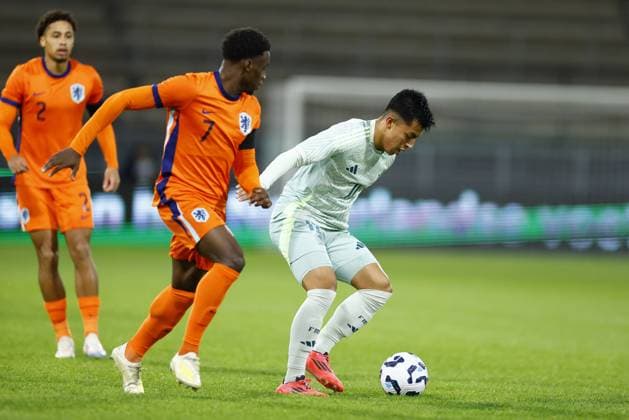 ALMELO, 10-10-2024 , Asito Stadium, football, Friendly, season 2024 2025, during the match Netherlands U21, U 21 - Mexico U21, (L-R) Netherlands U21 player Ernest Poku, Mexico U21 player Emilio Rodriguez Netherlands U21 - Mexico U21  x26441892x Copyright: