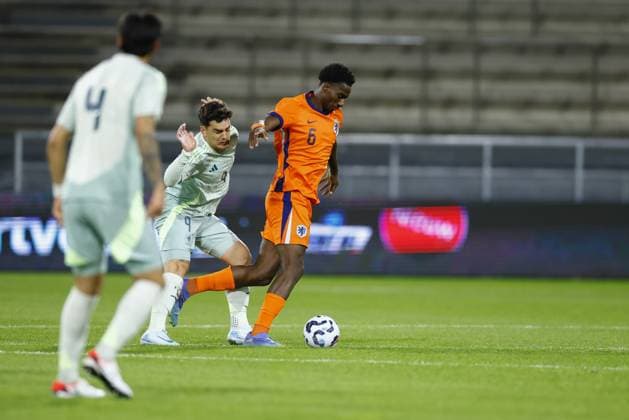 ALMELO, 10-10-2024 , Asito Stadium, football, Friendly, season 2024 2025, during the match Netherlands U21, U 21 - Mexico U21, (L-R) Mexico U21 player Luca Martinez, Netherlands U21 player Ezechiel Banzuzi Netherlands U21 - Mexico U21  x26441894x Copyright: