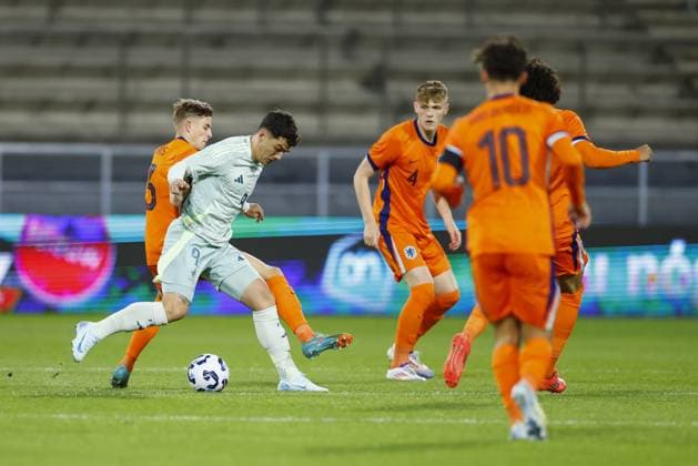 ALMELO, 10-10-2024 , Asito Stadium, football, Friendly, season 2024 2025, during the match Netherlands U21, U 21 - Mexico U21, (L-R) Netherlands U21 player Ezechiel Banzuzi, Mexico U21 player Luca Martinez Netherlands U21 - Mexico U21  x26441898x Copyright:
