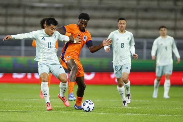 ALMELO, 10-10-2024 , Asito Stadium, football, Friendly, season 2024 2025, during the match Netherlands U21, U 21 - Mexico U21, (L-R) Mexico U21 player Emilio Rodriguez, Netherlands U21 player Ezechiel Banzuzi Netherlands U21 - Mexico U21  x26441915x Copyright: