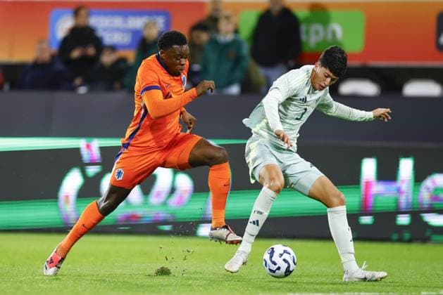 ALMELO, 10-10-2024 , Asito Stadium, football, Friendly, season 2024 2025, during the match Netherlands U21, U 21 - Mexico U21, (L-R) Netherlands U21 player Noah Ohio, Mexico U21 player Ramiro Franco Netherlands U21 - Mexico U21  x26441931x Copyright: