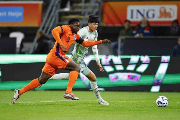 ALMELO, 10-10-2024 , Asito Stadium, football, Friendly, season 2024 2025, during the match Netherlands U21, U 21 - Mexico U21, (L-R) Netherlands U21 player Noah Ohio, Mexico U21 player Ramiro Franco Netherlands U21 - Mexico U21  x26441932x Copyright:
