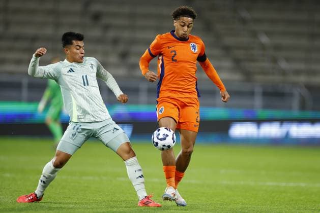 ALMELO, 10-10-2024 , Asito Stadium, football, Friendly, season 2024 2025, during the match Netherlands U21, U 21 - Mexico U21, (L-R) Mexico U21 player Emilio Rodriguez, Netherlands U21 player Tyrese Asante Netherlands U21 - Mexico U21  x26441934x Copyright: