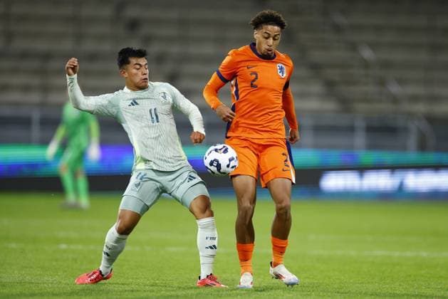 ALMELO, 10-10-2024 , Asito Stadium, football, Friendly, season 2024 2025, during the match Netherlands U21, U 21 - Mexico U21, (L-R) Mexico U21 player Emilio Rodriguez, Netherlands U21 player Tyrese Asante Netherlands U21 - Mexico U21  x26441939x Copyright: