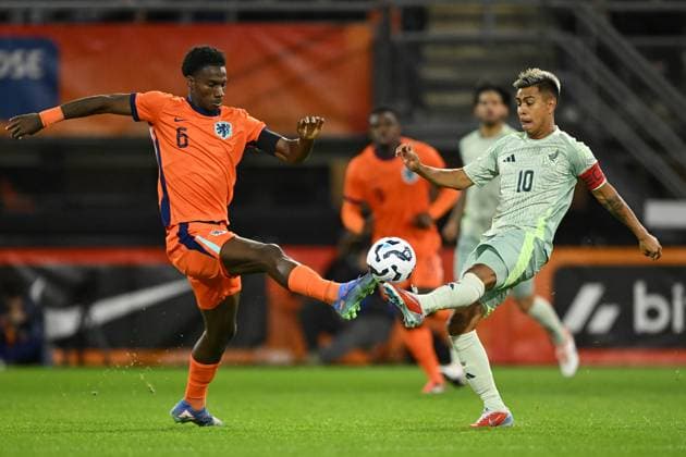 ALMELO - (l-r), Ezechiel Banzuzi of Holland U21, U 21 Efrain Alvarez of Mexico U21 during the friendly Interland match between Netherlands O21 and Mexico O21 at the Erve Asito stadium on Oct. 10, 2024 in Almelo, Netherlands. ANP Hollandse Hoogte International Friendly, Länderspiel, Nationalmannschaft 2024 25 xVIxANPxSportx xGerritxvanxKeulenxIVx 510549905 originalFilename: 510549905.jpg