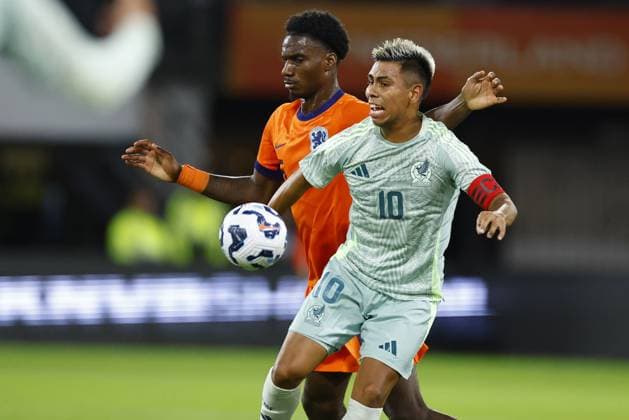 ALMELO, 10-10-2024 , Asito Stadium, football, Friendly, season 2024 2025, during the match Netherlands U21, U 21 - Mexico U21, (L-R) Netherlands U21 player Ezechiel Banzuzi, Mexico U21 player Efrain Alvarez Netherlands U21 - Mexico U21  x26441973x Copyright: