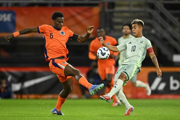 ALMELO - (l-r), Ezechiel Banzuzi of Holland U21, U 21 Efrain Alvarez of Mexico U21 during the friendly Interland match between Netherlands O21 and Mexico O21 at the Erve Asito stadium on Oct. 10, 2024 in Almelo, Netherlands. ANP Hollandse Hoogte International Friendly, Länderspiel, Nationalmannschaft 2024 25 xVIxANPxSportx xGerritxvanxKeulenxIVx 510549919 originalFilename: 510549919.jpg