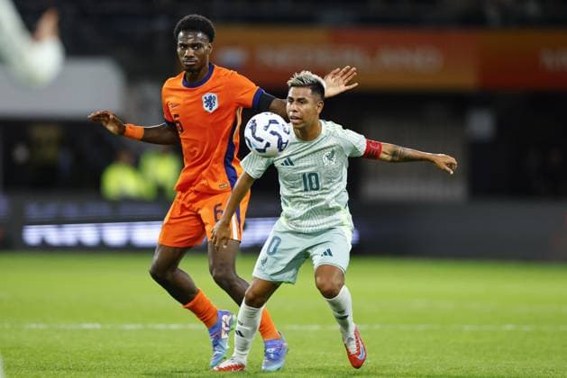 ALMELO, 10-10-2024 , Asito Stadium, football, Friendly, season 2024 2025, during the match Netherlands U21, U 21 - Mexico U21, (L-R) Netherlands U21 player Ezechiel Banzuzi, Mexico U21 player Efrain Alvarez Netherlands U21 - Mexico U21  x26441981x Copyright:
