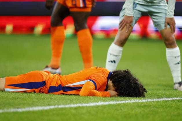 ALMELO, 10-10-2024 , Asito Stadium, football, Friendly, season 2024 2025, during the match Netherlands U21, U 21 - Mexico U21, Netherlands U21 player Gjivai Zechiel injured Netherlands U21 - Mexico U21  x26442111x Copyright: