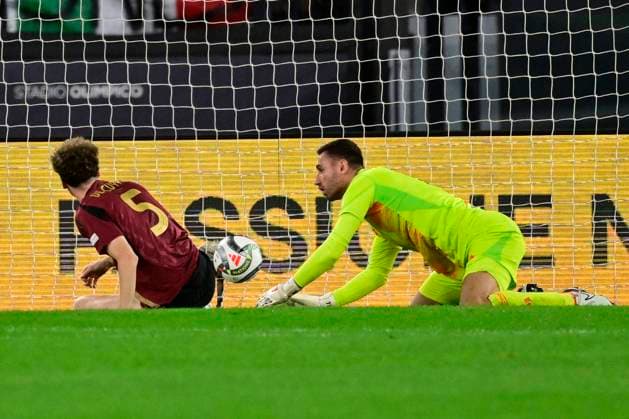 Italy v Belgium - UEFA Nations League 10 10 2024 ROME, ITALY - OCTOBER 10 : Casteels Koen goalkeeper of Belgium, De Cuyper Maxim midfielder of Belgium, Cambiaso Andrea defender of Italy scores the opening goal during the 2024 - 2025 UEFA Nations League - League phase League A Group A2 match between Italy and Belgium at the Stadio Olympico on October 10, 2024 in Rome, Italy, 10 10 2024 Rome Italy  Copyright: xPeterxDexVoechtx