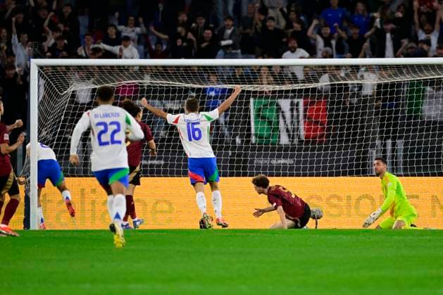 Italy v Belgium - UEFA Nations League 10 10 2024 ROME, ITALY - OCTOBER 10 : Casteels Koen goalkeeper of Belgium, De Cuyper Maxim midfielder of Belgium, Cambiaso Andrea defender of Italy scores the opening goal during the 2024 - 2025 UEFA Nations League - League phase League A Group A2 match between Italy and Belgium at the Stadio Olympico on October 10, 2024 in Rome, Italy, 10 10 2024 Rome Italy  Copyright: xPeterxDexVoechtx