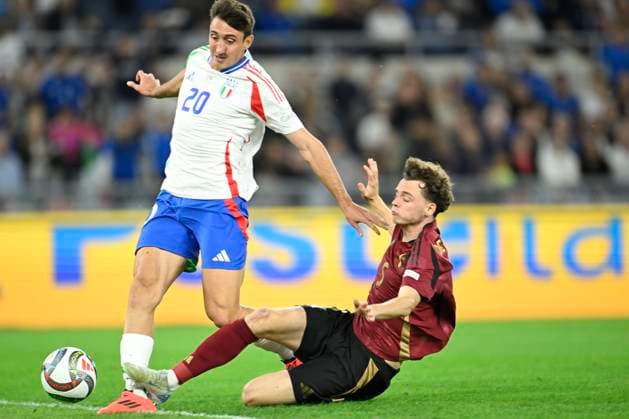 Italy v Belgium - UEFA Nations League 10 10 2024 ROME, ITALY - OCTOBER 10 : De Cuyper Maxim midfielder of Belgium trying to stop Cambiaso Andrea defender of Italy scoring the 1-0 goal during the 2024 - 2025 UEFA Nations League - League phase League A Group A2 match between Italy and Belgium at the Stadio Olympico on October 10, 2024 in Rome, Italy, 10 10 2024 Rome Italy  Copyright: xNicoxVereeckenx