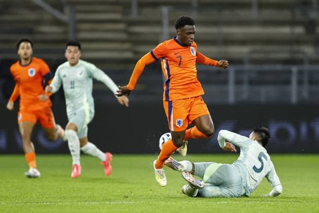 ALMELO, 10-10-2024 , Asito Stadium, football, Friendly, season 2024 2025, during the match Netherlands U21, U 21 - Mexico U21, (L-R) Netherlands U21 player Ernest Poku, Mexico U21 player Jorge Rodriquez Netherlands U21 - Mexico U21  x26442131x Copyright: