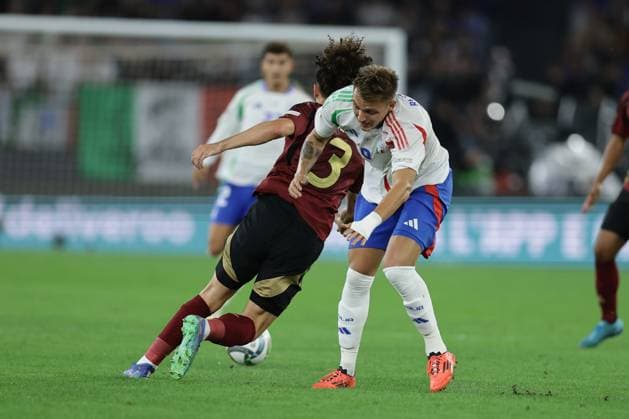 October 10, 2024, Rome, Milan, Italy: Mateo Retegui of Italy (Atalanta) challenges for the ball with Arthur Theate of Belgium (Frankfurt) during the UEFA Nations League 2024 match between Italy - Belgium at the Olimpico stadium, Rome, Italy October 10, 2023. CALCIO - UEFA Nations League - Italy vs Belgium  - ZUMAs349 20241010_zsa_s349_095 Copyright: xAntonioxBalasco IpaxSportx xIpax