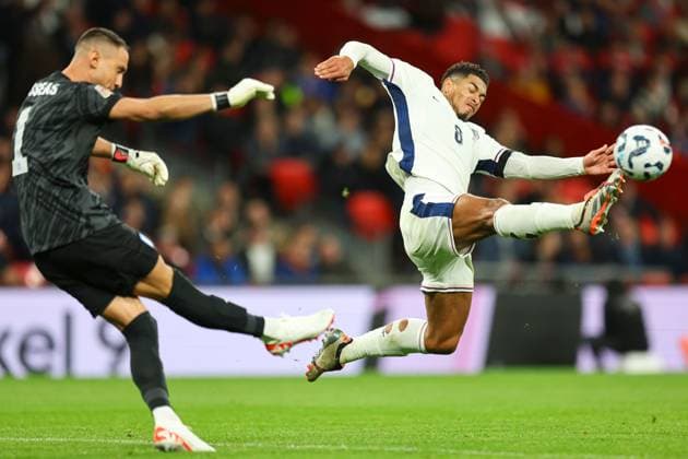 Odysseas Viachodimos of Greece under pressure from Jude Bellingham of England England v Greece, UEFA Nations League, League B, Group 2, Football, Wembley Stadium, London, UK, 10 Oct 2024 EDITORIAL USE ONLY No use with unauthorised audio, video, data, fixture lists, club league logos or live services. Online in-match use limited to 120 images, no video emulation. No use in betting, games or single club league player publications. Copyright: xMichaelxZemanek Shutterstockx 14767424bp