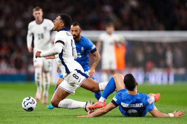 England - Griechenland 10. Oktober 2024, London UEFA Nations League England - Griechenland Jude Bellingham (England) wird von Konstantinos Koulierakis (Griechenland) angegriffen Foto Jacques Feeney Abseits London UK  Copyright: xJacquesxFeeneyx xOffsidexOffside