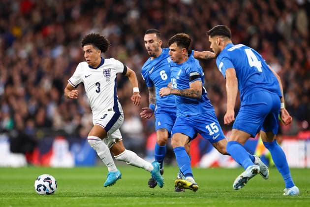 England - Griechenland 10. Oktober 2024, London UEFA Nations League England - Griechenland Rico Lewis (England) wird von Dimitris Kourbelis (Griechenland) und Lazaros Rota (Griechenland) unter Druck gesetzt Foto Jacques Feeney Abseits London UK  Copyright: xJacquesxFeeneyx xOffsidexOffside