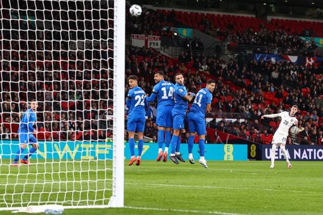England gegen Griechenland 10. Oktober 2024, London Internationaler Fußball, UEFA Nations League England gegen Griechenland Die griechische Abwehr mit Dimitris Giannoulis, Vangelis Pavlidis, Dimitris Kourbelis und Tasos Bakasetas sieht den Freistoß des Engländers Cole Palmer über ihre Köpfe segeln Foto Charlotte Wilson Abseits London UK  Copyright: xCharlottexWilsonx xOffsidexOffside