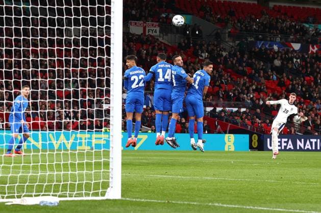England gegen Griechenland 10. Oktober 2024, London Internationaler Fußball, UEFA Nations League England gegen Griechenland Die griechische Abwehr mit Dimitris Giannoulis, Vangelis Pavlidis, Dimitris Kourbelis und Tasos Bakasetas sieht den Freistoß des Engländers Cole Palmer über ihre Köpfe segeln Foto Charlotte Wilson Abseits London UK  Copyright: xCharlottexWilsonx xOffsidexOffside