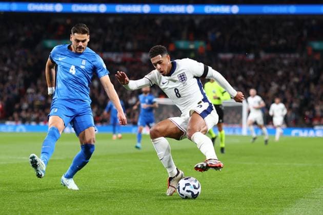 England gegen Griechenland 10. Oktober 2024, London Internationaler Fußball, UEFA Nations League England gegen Griechenland Jude Bellingham aus England weicht Ntinos Mavropanos aus Griechenland aus Foto Charlotte Wilson Abseits London UK  Copyright: xCharlottexWilsonx xOffsidexOffside