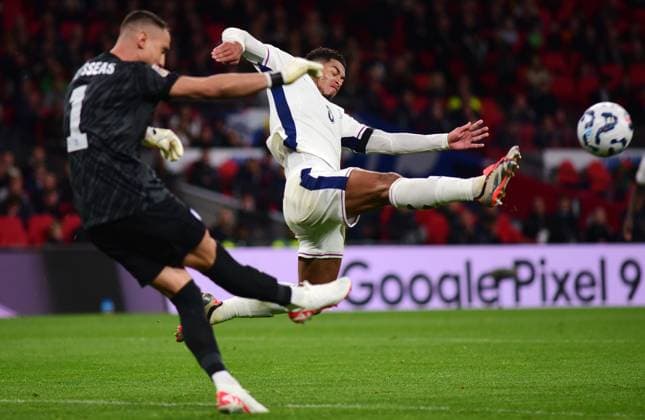 Bilder des Jahres 2024, Sport 10 Oktober Sport Bilder des Tages England v Greece, London, UK - 10 Oct 2024 Jude Bellingham of England challenges for the ball with Odysseas Vlachodimos of Greece during the UEFA Nations League match between England and Greece on 10th October 2024 at Wembley Stadium, London London Wembley Stadium London GBR Copyright: xFrankiexOKeeffe PPAUKx PPA-141742