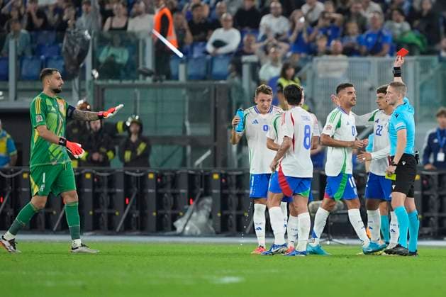 Referee Espen Eskas shows red card to Lorenzo Pellegrini during the UEFA Nations League match between Italy and Belgium at Stadio Olimpico Rome Italy on 10 October 2024. Rome Stadio Olimpico Rome Italy Copyright: xPhotoxGoalxPixx SP24-1012-023