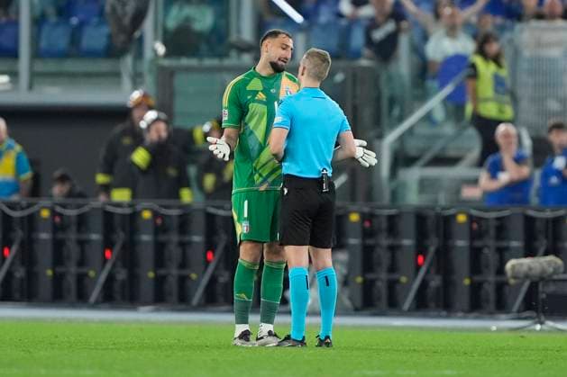 Referee Espen Eskas speaks to Gianluigi Donnarumma of Italy during the UEFA Nations League match between Italy and Belgium at Stadio Olimpico Rome Italy on 10 October 2024. Rome Stadio Olimpico Rome Italy Copyright: xPhotoxGoalxPixx SP24-1012-024