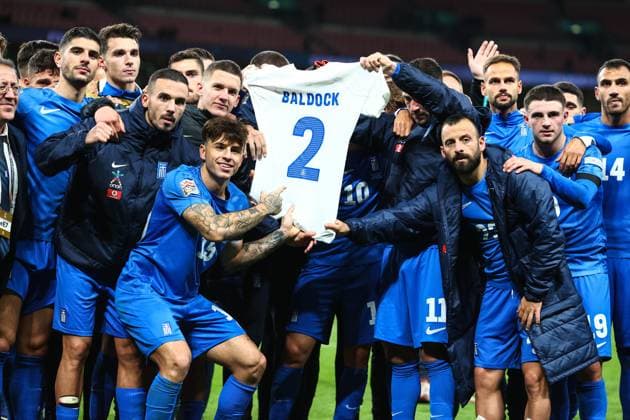 England gegen Griechenland 10. Oktober 2024, London Internationaler Fußball, UEFA Nations League England gegen Griechenland Griechische Spieler halten nach ihrem Sieg über England ein Trikot mit dem Namen und der Nummer von George Baldock hoch Foto Charlotte Wilson Offside London UK  Copyright: xCharlottexWilsonx xOffsidexOffside