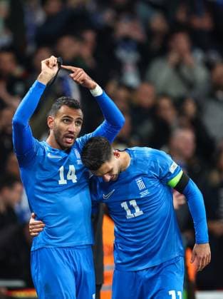 England gegen Griechenland 10. Oktober 2024, London Internationaler Fußball, UEFA Nations League England gegen Griechenland Der Grieche Vangelis Pavlidis feiert den Führungstreffer, indem er auf seine schwarze Armbinde zeigt, die er in Erinnerung an seinen Mannschaftskameraden George Baldock trägt Foto Charlotte Wilson Offside London UK  Copyright: xCharlottexWilsonx xOffsidexOffside