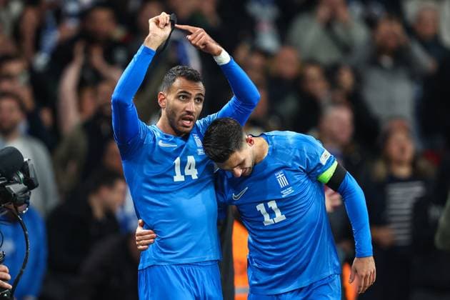 England gegen Griechenland 10. Oktober 2024, London Internationaler Fußball, UEFA Nations League England gegen Griechenland Der Grieche Vangelis Pavlidis feiert den Führungstreffer, indem er auf seine schwarze Armbinde zeigt, die er in Erinnerung an seinen Mannschaftskameraden George Baldock trägt Foto Charlotte Wilson Offside London UK  Copyright: xCharlottexWilsonx xOffsidexOffside