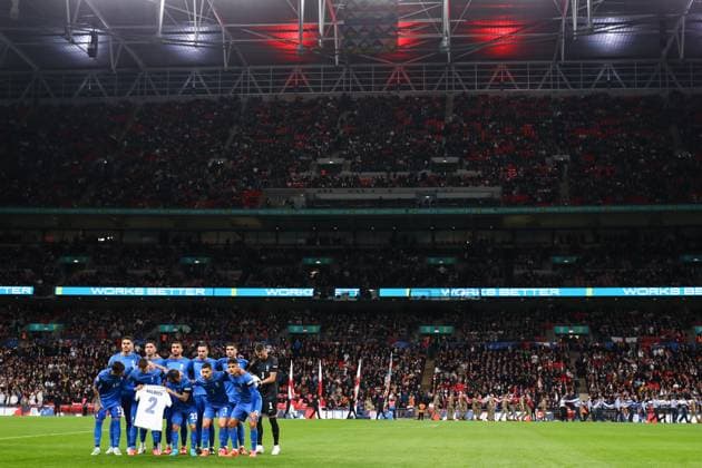 England gegen Griechenland 10. Oktober 2024, London UEFA Nations League England gegen Griechenland Die griechische Mannschaft posiert für ein Mannschaftsfoto mit einem Trikot in Erinnerung an George Baldock Foto Jacques Feeney Offside London UK  Copyright: xJacquesxFeeneyx xOffsidexOffside