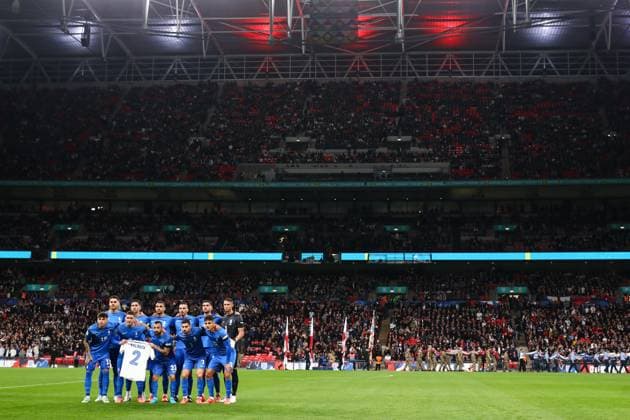 England gegen Griechenland 10. Oktober 2024, London UEFA Nations League England gegen Griechenland Die griechische Mannschaft posiert für ein Mannschaftsfoto mit einem Trikot in Erinnerung an George Baldock Foto Jacques Feeney Offside London UK  Copyright: xJacquesxFeeneyx xOffsidexOffside