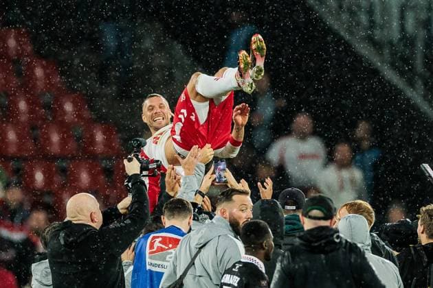 Bilder des Jahres 2024, Sport 10 Oktober Sport Bilder des Tages Unsere 10 kehrt heim - Danke Spiel Lukas Podolski; 10.10.2024 Lukas Podolski (1. FC Köln, 10) wird von seinen Mitspielern in die Luft geschmissen Unsere 10 kehrt heim - Danke Spiel Lukas Podolski; Köln, Rheinenergiestadion am 10.10.2024 *** Our 10 returns home Thanks game Lukas Podolski 10 10 2024 Lukas Podolski 1 FC Köln, 10 is thrown into the air by his teammates Our 10 returns home Thanks game Lukas Podolski Köln, Rheinenergiestadion on 10 10 2024 Copyright: xBEAUTIFULxSPORTS Wunderlx