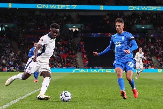 London, England, October 10th 2024: Bukayo Saka (7 England) crosses the ball while receiving pressure from Dimitris Giannoulis (22 Greece) during the UEFA Nations League game between England and Greece at Wembley Stadium in London, England (Alexander Canillas SPP) Copyright: xAlexanderxCanillas SPPx spp-en-AlCa-C5V_1300