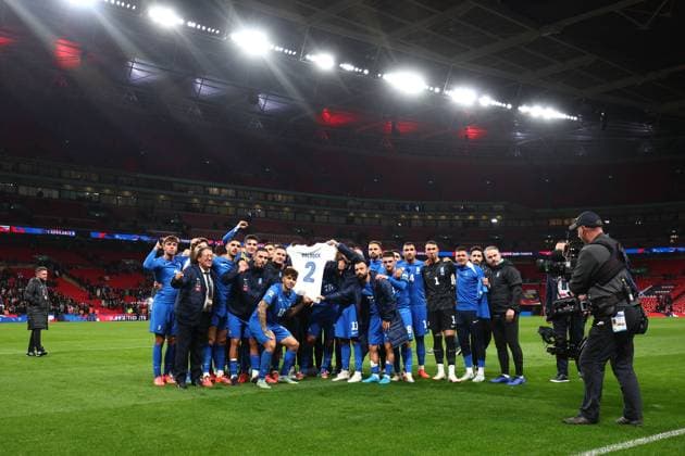 England gegen Griechenland 10. Oktober 2024, London Internationaler Fußball, UEFA Nations League England gegen Griechenland Die griechischen Spieler halten nach ihrem Sieg über England ein Trikot mit dem Namen und der Nummer von George Baldock hoch Foto Charlotte Wilson Offside London UK  Copyright: xCharlottexWilsonx xOffsidexOffside