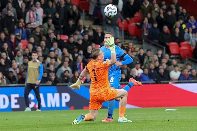 England v Greece UEFA Nations League Christos Tzolis of Greece chips the ball over Jordan Pickford of England but his effort goes narrowly wide during the UEFA Nations League Group F match at Wembley Stadium, London UK Newspapers OUT Copyright: xPaulxChestertonx FIL-20749-0155