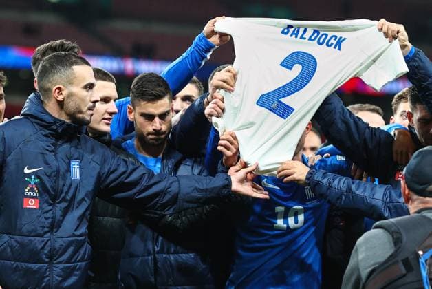 England gegen Griechenland 10. Oktober 2024, London Internationaler Fußball, UEFA Nations League England gegen Griechenland Die griechischen Spieler halten nach ihrem Sieg über England ein Trikot mit dem Namen und der Nummer von George Baldock hoch Foto Charlotte Wilson Offside London UK  Copyright: xCharlottexWilsonx xOffsidexOffside