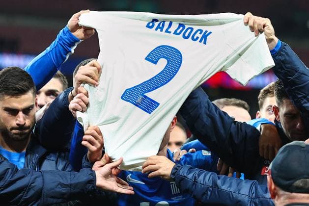 England gegen Griechenland 10. Oktober 2024, London Internationaler Fußball, UEFA Nations League England gegen Griechenland Die griechischen Spieler halten nach ihrem Sieg über England ein Trikot mit dem Namen und der Nummer von George Baldock hoch Foto Charlotte Wilson Offside London UK  Copyright: xCharlottexWilsonx xOffsidexOffside