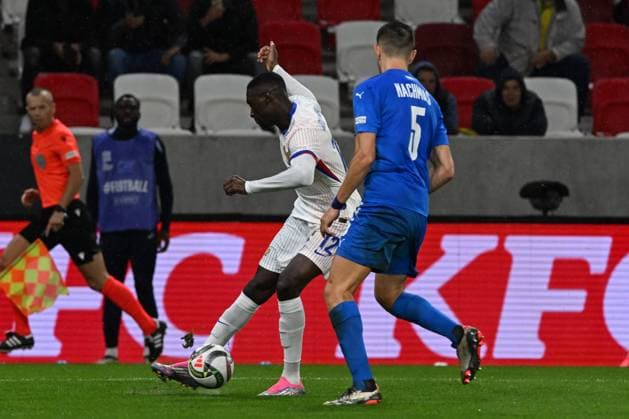Randal Kolo Muani (France) in action against Idan Nachmias (Israel) during the UEFA Nations League match between Israel vs. France on 10th October 2024 at the Bozsik Arena stadium in Budapest, Hungary  Copyright: xVincenzoxOrlando IPAxSportx xipax xx IPA_50509485 IPA_Agency_IPA50509485