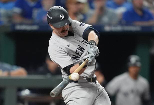 New York Yankees Jon Berti hits a single in the fifth inning against the Kansas City Royals in game four of the MLB, Baseball Herren, USA ALDS at Kauffman Stadium in Kansas City, Missouri on Thursday, October 10, 2024.  KCP20241010131 JONxROBICHAUD