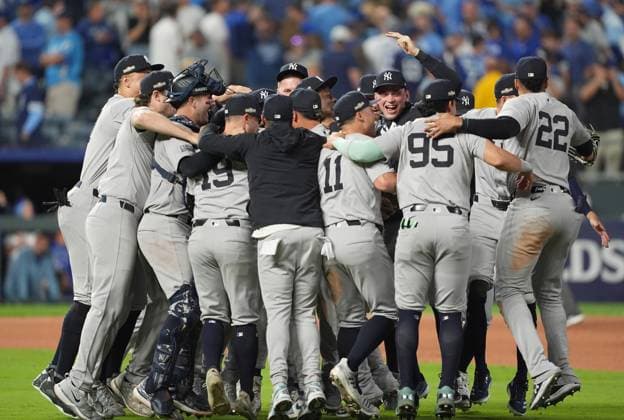 New York Yankees players celebrate on the field after defeating the Kansas City Royals in game four of the MLB, Baseball Herren, USA ALDS at Kauffman Stadium in Kansas City, Missouri on Thursday, October 10, 2024. The Yankees defeated the Royals 3-1 and advance to the ALCS.  KCP20241010160 JONxROBICHAUD