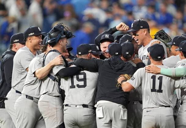 New York Yankees Aaron Judge and Giancarlo Stanton celebrate with teammates on the field after defeating the Kansas City Royals in game four of the MLB, Baseball Herren, USA ALDS at Kauffman Stadium in Kansas City, Missouri on Thursday, October 10, 2024. The Yankees defeated the Royals 3-1 and advance to the ALCS.  KCP20241010163 JONxROBICHAUD