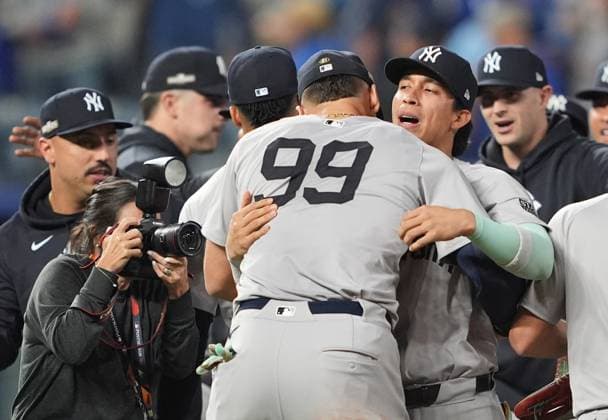 New York Yankees Aaron Judge and teammates celebrate on the field after defeating the Kansas City Royals in game four of the MLB, Baseball Herren, USA ALDS at Kauffman Stadium in Kansas City, Missouri on Thursday, October 10, 2024. The Yankees defeated the Royals 3-1 and advance to the ALCS.  KCP20241010180 JONxROBICHAUD
