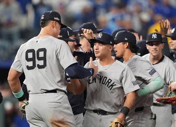 New York Yankees Aaron Judge and teammates celebrate on the field after defeating the Kansas City Royals in game four of the MLB, Baseball Herren, USA ALDS at Kauffman Stadium in Kansas City, Missouri on Thursday, October 10, 2024. The Yankees defeated the Royals 3-1 and advance to the ALCS.  KCP20241010181 JONxROBICHAUD