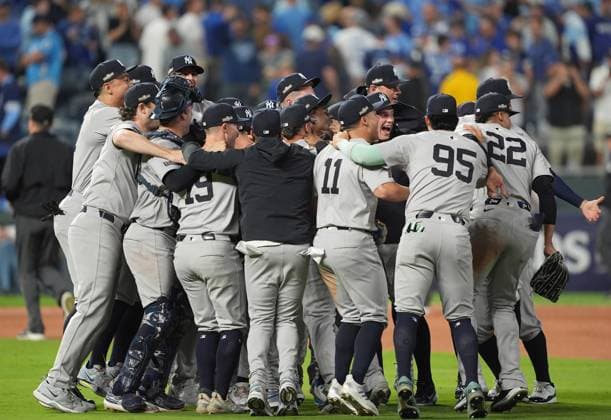 New York Yankees players celebrate on the field after defeating the Kansas City Royals in game four of the MLB, Baseball Herren, USA ALDS at Kauffman Stadium in Kansas City, Missouri on Thursday, October 10, 2024. The Yankees defeated the Royals 3-1 and advance to the ALCS.  KCP20241010187 JONxROBICHAUD