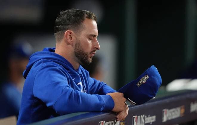 Kansas City Royals Paul DeJong watches New York Yankees players celebrate on the field after defeating the Kansas City Royals in game four of the MLB, Baseball Herren, USA ALDS at Kauffman Stadium in Kansas City, Missouri on Thursday, October 10, 2024. The Yankees defeated the Royals 3-1 and advance to the ALCS.  KCP20241010171a JONxROBICHAUD