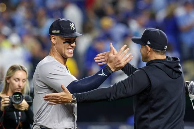 MLB, Baseball Herren, USA 2024: ALDS Yankees vs Royals OCT 10 October 10, 2024: New York Yankees center fielder Aaron Judge (99) and New York Yankees manager Aaron Boone (17), right, react to their 3-1 win over the Kansas City Royals clinching the American League Division Series at Kauffman Stadium in Kansas City, MO. David Smith CSM (Credit Image: Â David Smith Cal Media) Kansas City Mo United States of America EDITORIAL USE ONLY Copyright: xx ZUMA-20241010_zma_c04_043.jpg DavidxSmithx csmphotothree304952